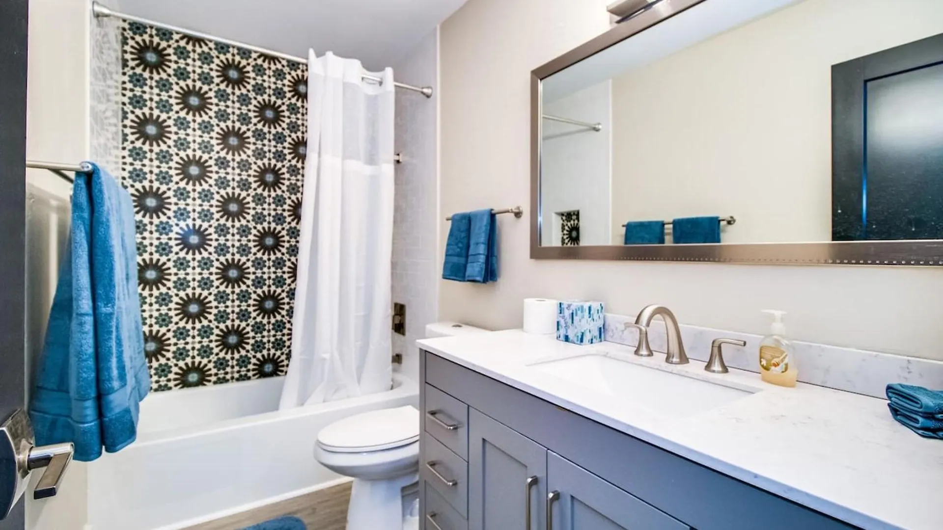 Contemporary Condo In Hub Of Old Town Scottsdale