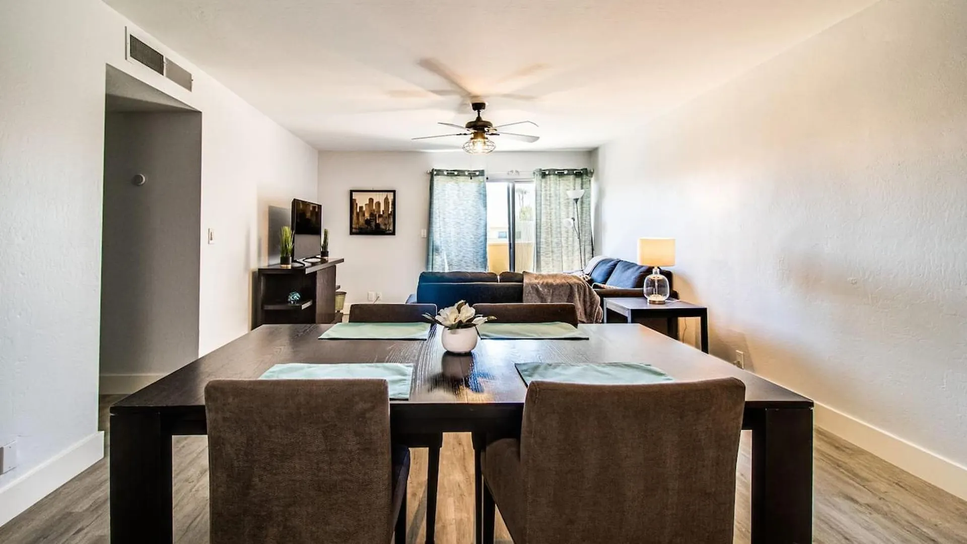 Contemporary Condo In Hub Of Old Town Scottsdale