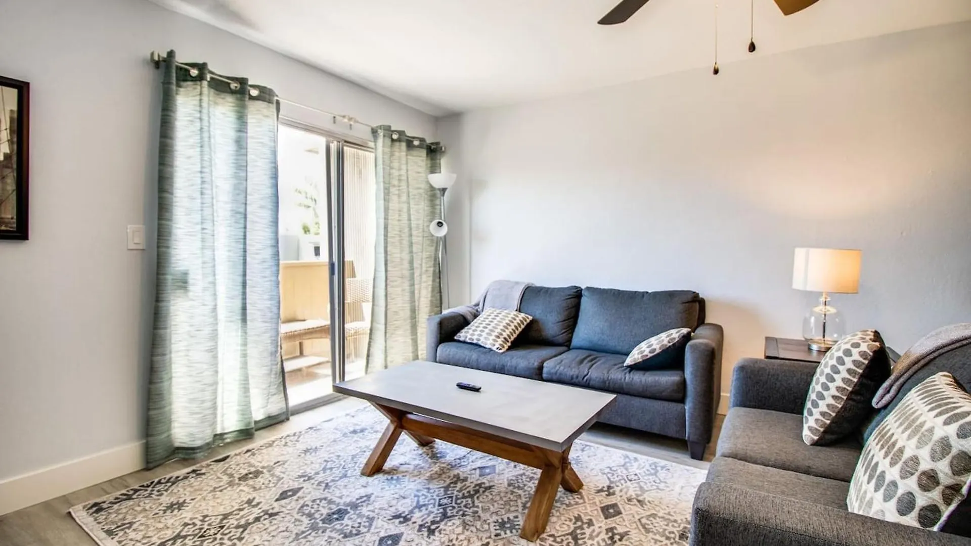 Contemporary Condo In Hub Of Old Town Scottsdale